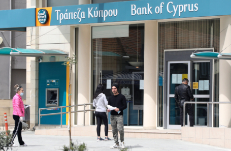 Крупнейший банк Кипра начал закрывать счета некоторых российских клиентов