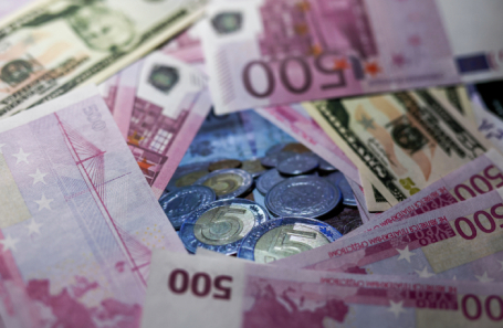 Доллар почти 80, а евро по 87 рублей: российская валюта обновила годовые минимумы