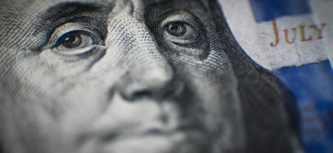 «Кратковременный эффект». Экономист Беляев оценил стремительный рост доллара и евро