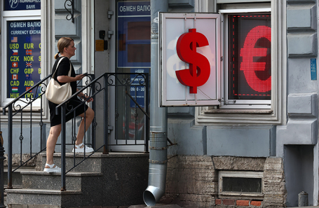 Россияне в июле увеличили продажи валюты, а бизнес, наоборот, сократил
