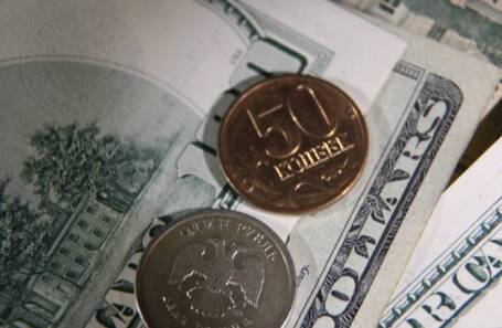 Банки продолжают вводить комиссии за внесение наличных долларов и евро