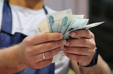 Ослабевший рубль осложнил жизнь релокантов, получающих зарплату в российской валюте. Но готовы ли они вернуться домой?